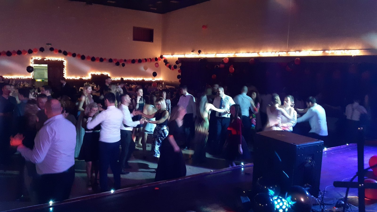 Tömött táncparkett a RITMO zenekar egyik fellépésén, a színpad felől nézve, sok táncoló vendéggel