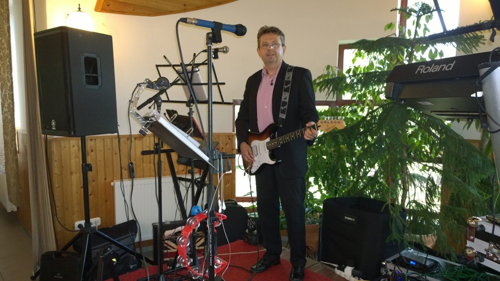 A RITMO zenekar hangszerei és hangtechnikája – gitár, Roland billentyű, hangfalak – bevetésre készen